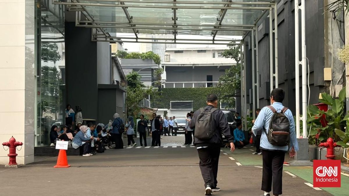FOTO: Penggeledahan Kantor BGN, Karyawan Tak Bisa Masuk Gedung