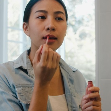 Tampil Segar dan Manis dengan Tren Blurry Lips, Ini Tipsnya