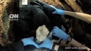 thumbnail video aksi penusukan di inggris, polisi salah borgol