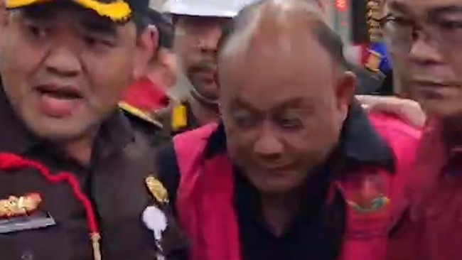 Mantan Kepala BGN Dadan Hindayana mengenakan rompi tahanan di Gedung Kejaksaan Agung Jakarta pada Rabu (3/6).