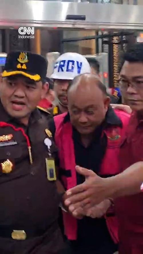 Mantan Kepala BGN Dadan Hindayana mengenakan rompi tahanan di Gedung Kejaksaan Agung Jakarta pada Rabu (3/6).