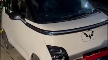 KPK memboyong sejumlah barang bukti terkait OTT Kepala Kantor Imigrasi Jakarta Barat pada Rabu (3/6) malam.
