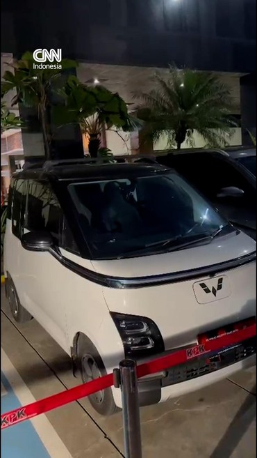 KPK memboyong sejumlah barang bukti terkait OTT Kepala Kantor Imigrasi Jakarta Barat pada Rabu (3/6) malam.