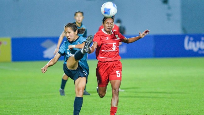 Pesepak bola Timnas Putri Indonesia Gea Yumanda (kanan) berebut bola dengan pesepak bola Timnas Putri Singapura Nicole Lim Yanxiu (kiri) saat bertanding pada ajang Garuda Championship Series di Stadion Arcamanik, Bandung, Jawa Barat, Rabu (3/6/2026).