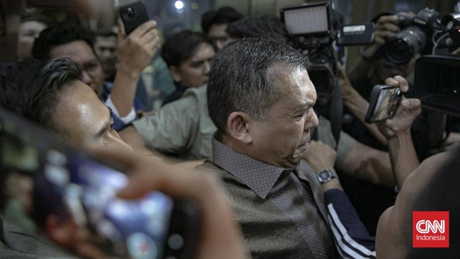 Wamen Imipas Silmy Karim yang juga mantan Dirjen Imigrasi Silmy Karim menyerahkan diri ke KPK, Rabu (3/6).