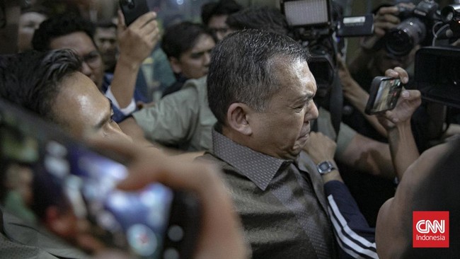 Wakil Menteri Imigrasi Silmy Karim Silmy Karim akhirnya menyerahkan diri ke Komisi Pemberantasan Korupsi (KPK), Rabu (3/6). CNN Indonesia/Adi ibrahim