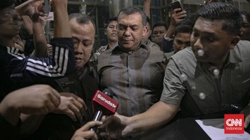 Wakil Menteri Imigrasi Silmy Karim Silmy Karim akhirnya menyerahkan diri ke Komisi Pemberantasan Korupsi (KPK), Rabu (3/6). CNN Indonesia/Adi ibrahim