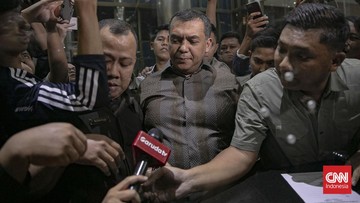 FOTO: Detik-detik Silmy Karim Serahkan Diri ke KPK