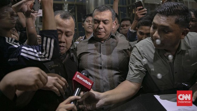 Wakil Menteri Imigrasi Silmy Karim Silmy Karim akhirnya menyerahkan diri ke Komisi Pemberantasan Korupsi (KPK), Rabu (3/6). CNN Indonesia/Adi ibrahim