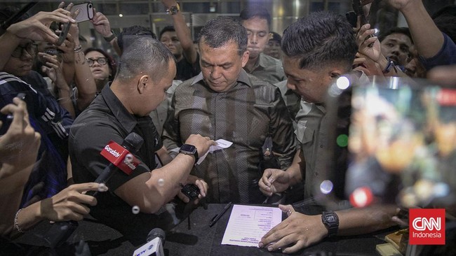 Wakil Menteri Imigrasi Silmy Karim Silmy Karim akhirnya menyerahkan diri ke Komisi Pemberantasan Korupsi (KPK), Rabu (3/6). CNN Indonesia/Adi ibrahim