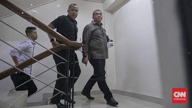 Wakil Menteri Imigrasi Silmy Karim Silmy Karim akhirnya menyerahkan diri ke Komisi Pemberantasan Korupsi (KPK), Rabu (3/6). CNN Indonesia/Adi ibrahim
