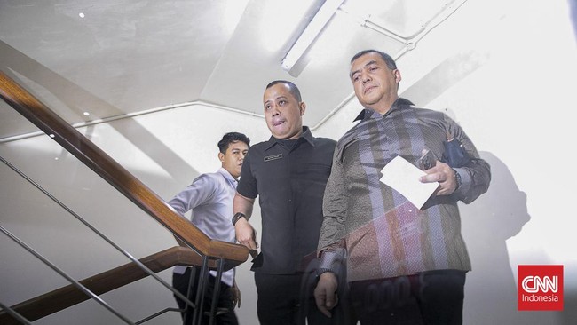 Wakil Menteri Imigrasi Silmy Karim Silmy Karim akhirnya menyerahkan diri ke Komisi Pemberantasan Korupsi (KPK), Rabu (3/6). CNN Indonesia/Adi ibrahim