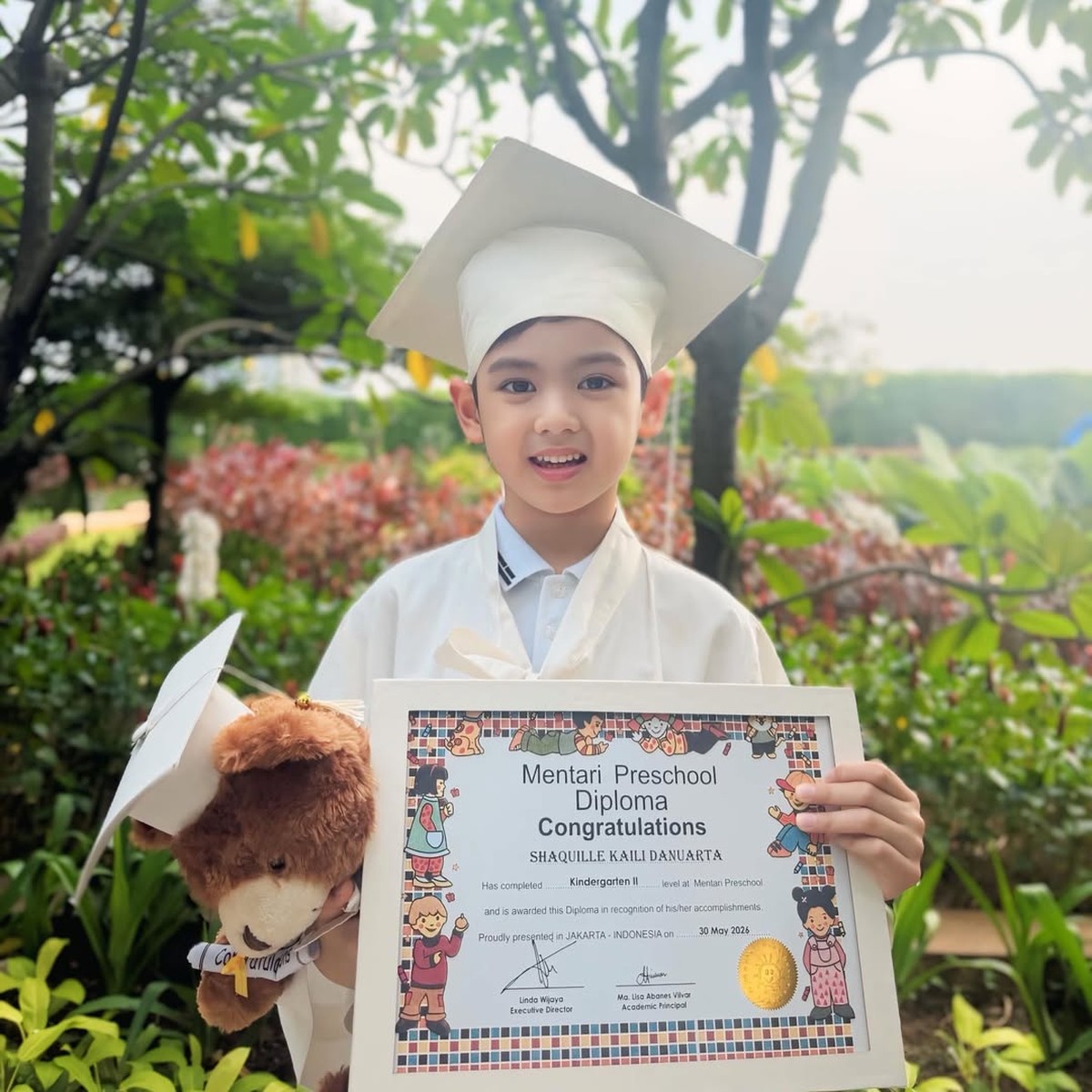 Wisuda Anak Cut Meyriska