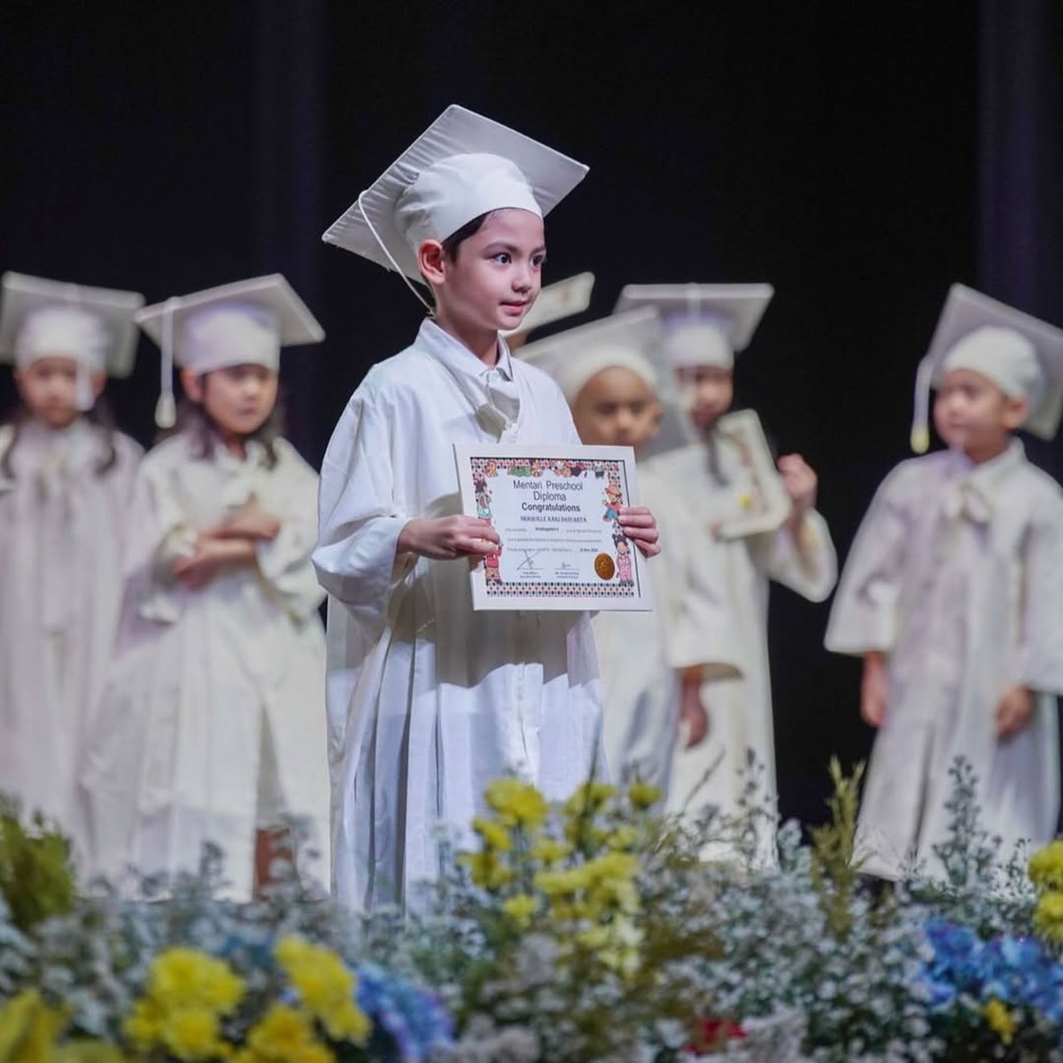 Wisuda Anak Cut Meyriska