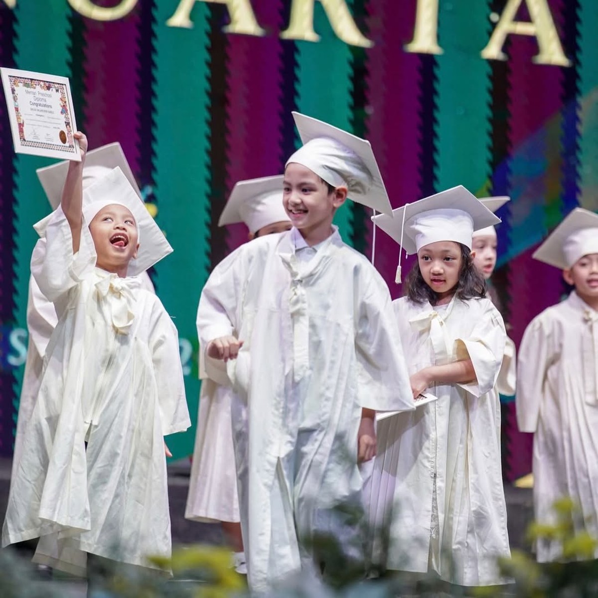 Wisuda Anak Cut Meyriska