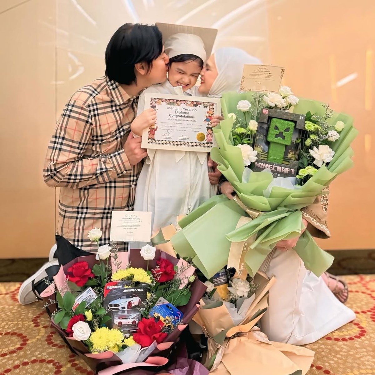 Wisuda Anak Cut Meyriska