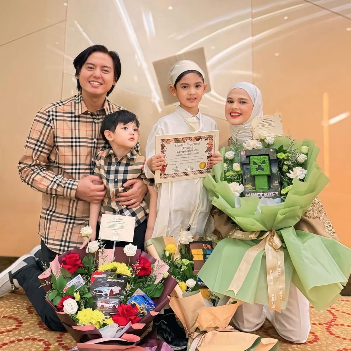 Wisuda Anak Cut Meyriska
