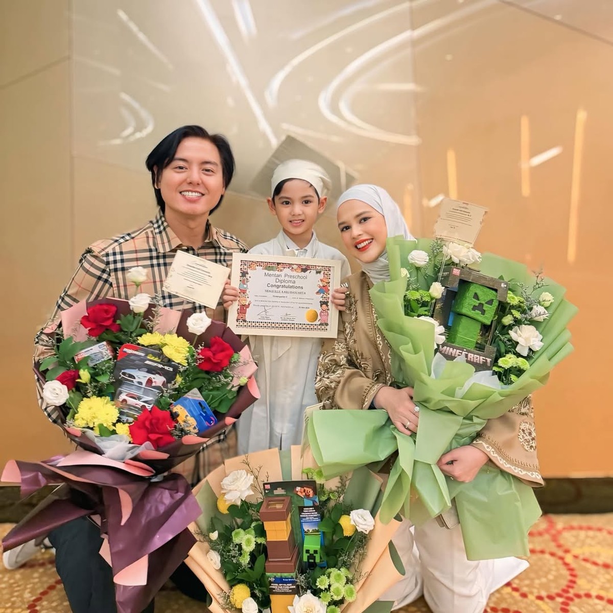 Wisuda Anak Cut Meyriska