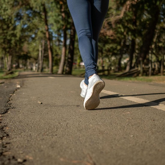 3 Manfaat Rutin Jalan Pagi 5 Menit untuk Kesehatan