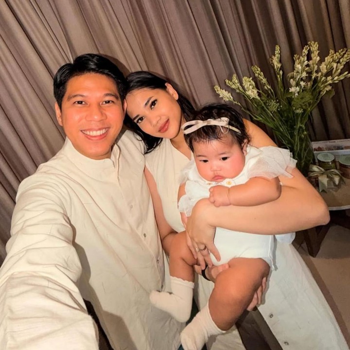<p>Musisi Nino Kayam resmi menikah Dhabitannisa Auni atau akrab disapa Ica, pada 20 September 2024. Keduanya baru saja dikaruniai seorang anak, Bunda. Istri Nino, Ica, berprofesi sebagai seorang dokter gigi umum. Ica diketahui lulusan dari Kedokteran Gigi Universitas Prof. Dr. Moestopo (Beragama) Jakarta. (Foto: Instagram @ninokayam)</p>