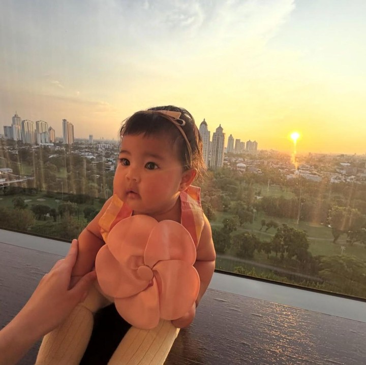 <p>Sejak fotonya dibagikan ke publik, Shanum memang sudah mencuri perhatian netizen, Bunda. Bukan tanpa alasan, Si Kecil ini memiliki paras manis serta mata yang begitu indah. Dalam unggahan terbaru, banyak netizen kembali memberikan pujian untuk kecantikan mata Shanum. "Aduh matanya cantik banget," kata<em> @ria***.</em> "Shanum matanya cantik banget kayak ada <em>cat eye</em>-nya," ungkap <em>@pon***.</em> "Semakin cantik Shanum," tambah <em>@dir***.</em> (Foto: Instagram @ninokayam)</p>