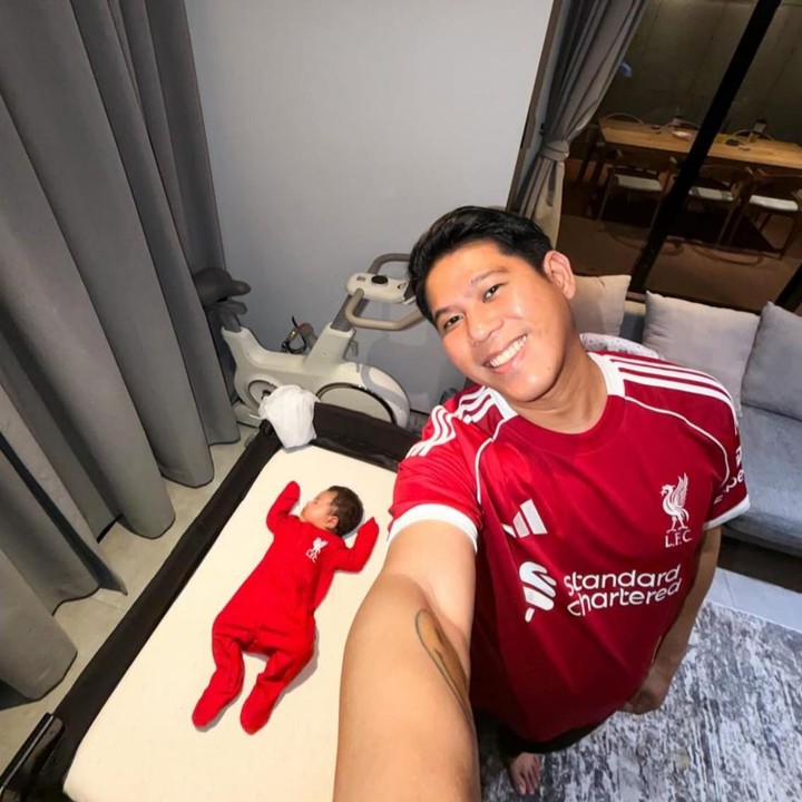 <p>Memiliki anak perempuan tentu menjadi kebahagiaan tersendiri bagi Nino. Pada potret ini, keduanya tampil kompak mengenakan <em>outfit</em> bernuansa merah. Nino terlihat memakai <em>jersey</em> sepak bola berwarna merah, sementara Shanum mengenakan <em>sleepsuit</em> dengan warna senada. (Foto: Instagram @ninokayam)</p>