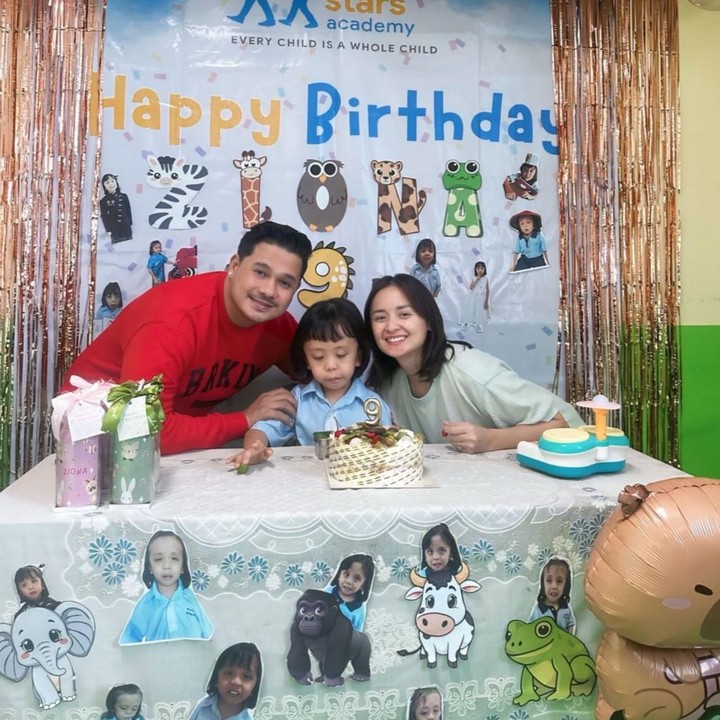 <p>Belum lama ini, Ziona baru saja merayakan ulang tahunnya yang ke-9. Perayaan tersebut berlangsung sederhana dan dibagikan sang Bunda melalui media sosial. Dalam unggahannya, Joanna menuliskan ucapan manis untuk sang putri. "Selamat ulang tahun Ziona, cintaku, keajaibanku, kebahagiaanku yang selalu bikin mama tersenyum dan semangat terus. Sudah 9 tahun lho kamu sebentar lagi 1 dekade," tulis Joanna, dikutip dari akun Instagram <em>@joannaalexandra</em>. (Foto: Instagram @joannaalexandra)</p>