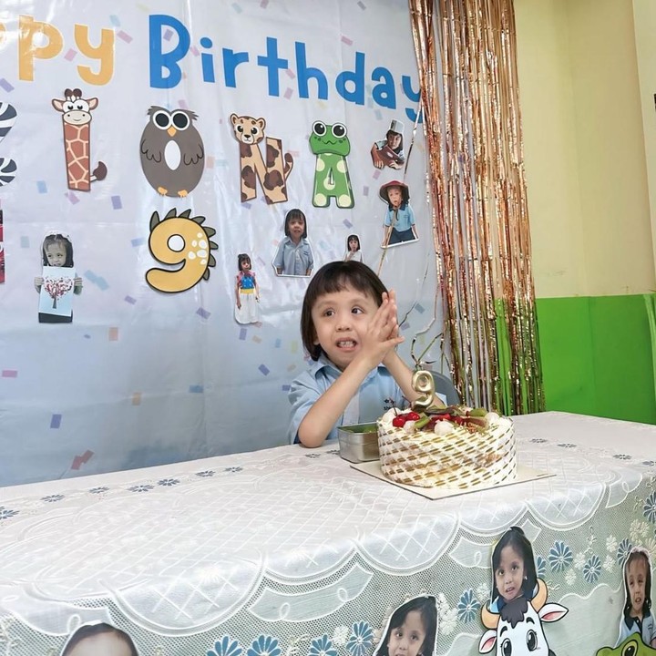 <p>Joanna bercerita bahwa perayaan ulang tahun Ziona tahun ini terasa sedikit berbeda. Pasalnya, sang putri sempat terserang flu Singapura atau <em>Hand, Foot, and Mouth Disease</em> (HFMD) menjelang hari ulang tahunnya. "Tahun ini agak berbeda, karena merayakan ulang tahun sambil sakit. Pas H-2 malah kena HFMD, jadilah pas ulang tahun, tiup lilin di rumah sambil bete karena badannya enggak enak. Sepuluh hari kemudian baru masuk sekolah, dan dirayakan sama teman-teman di kelas ya dek, udah senang lagi. Bahagia terus ya jangan suka marah-marah kamu. Kami semua sangat mencintaimu," ungkap Joanna. (Foto: Instagram @joannaalexandra_)</p>