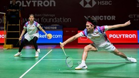 Pebulu tangkis ganda campuran Indonesia Adnan Maulana (kanan) dan Indah Cahya Sari Jamil (kiri) berusaha mengembalikan kok ke arah ganda campuran Prancis Julien Maio dan Lea Palermo pada babak 32 besar  Polytron Indonesia Open 2026 di Istora Senayan,