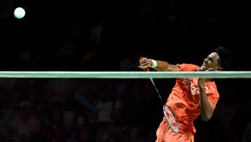 Pebulu tangkis tunggal putra Indonesia Alwi Farhan mengembalikan kok ke arah lawan tandingnya Lakshya Sen dari India pada babak 32 besar Polytron Indonesia Open 2026 di Istora Senayan, Jakarta, Selasa (2/6/2026). Alwi Farhan melaju ke babak 16 besar