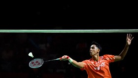 Pebulu tangkis tunggal putra Indonesia Alwi Farhan mengembalikan kok ke arah lawan tandingnya Lakshya Sen dari India pada babak 32 besar Polytron Indonesia Open 2026 di Istora Senayan, Jakarta, Selasa (2/6/2026). Alwi Farhan melaju ke babak 16 besar