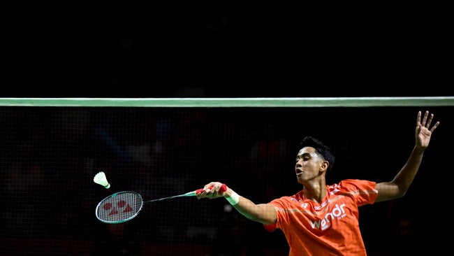 Pebulu tangkis tunggal putra Indonesia Alwi Farhan mengembalikan kok ke arah lawan tandingnya Lakshya Sen dari India pada babak 32 besar Polytron Indonesia Open 2026 di Istora Senayan, Jakarta, Selasa (2/6/2026). Alwi Farhan melaju ke babak 16 besar 