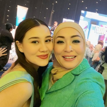Kedekatan Angelina Sondakh & Aaliyah Massaid Putri Sambungnya Disorot