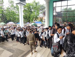 Satu Jam Perjalanan Bersama Ibu, Demi Mimpi Mendapat Pekerjaan di Ciamis