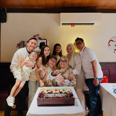 Kevin Gusnadi Makin Akrab dengan Keluarga Ayu Ting Ting, Hadir di Ultah Ayah Rozak