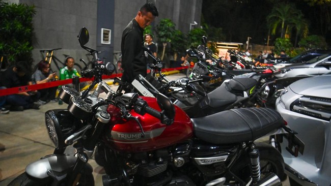 Petugas melihat sejumlah kendaraan barang bukti kasus OTT di lingkungan Direktorat Jenderal Imigrasi saat tiba di Gedung Merah Putih KPK, Jakarta, Rabu (3/6/2026). KPK menyita 33 kendaraan yang terdiri dari tujuh mobil, 15 motor dan 11 sepeda terkait
