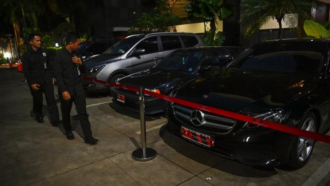 Petugas melihat sejumlah kendaraan barang bukti kasus OTT di lingkungan Direktorat Jenderal Imigrasi saat tiba di Gedung Merah Putih KPK, Jakarta, Rabu (3/6/2026). KPK menyita 33 kendaraan yang terdiri dari tujuh mobil, 15 motor dan 11 sepeda terkait
