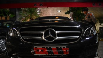 Petugas melihat kendaraan barang bukti kasus OTT di lingkungan Direktorat Jenderal Imigrasi saat tiba di Gedung Merah Putih KPK, Jakarta, Rabu (3/6/2026). KPK menyita 33 kendaraan yang terdiri dari tujuh mobil, 15 motor dan 11 sepeda terkait operasi