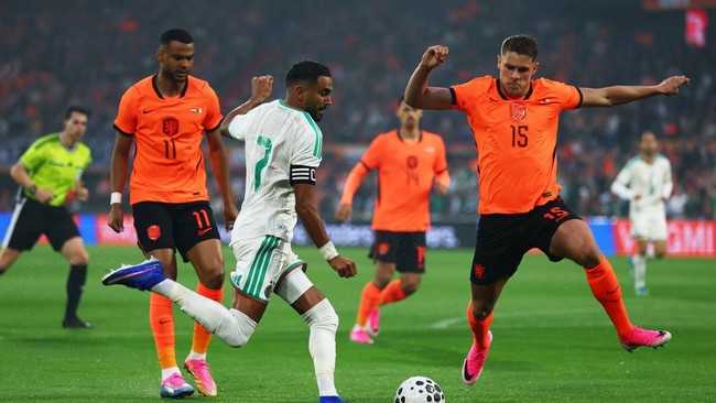 Soccer Football - International Friendly - Netherlands v Algeria - De Kuip, Rotterdam, Netherlands - June 3, 2026 Algeria's Riyad Mahrez in action with Netherlands' Micky van de Ven and Cody Gakpo REUTERS/Piroschka Van De Wouw