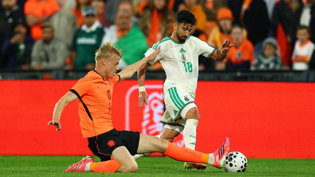 Soccer Football - International Friendly - Netherlands v Algeria - De Kuip, Rotterdam, Netherlands - June 3, 2026 Netherlands' Jan Paul van Hecke in action with Algeria's Mohamed Amoura REUTERS/Piroschka Van De Wouw