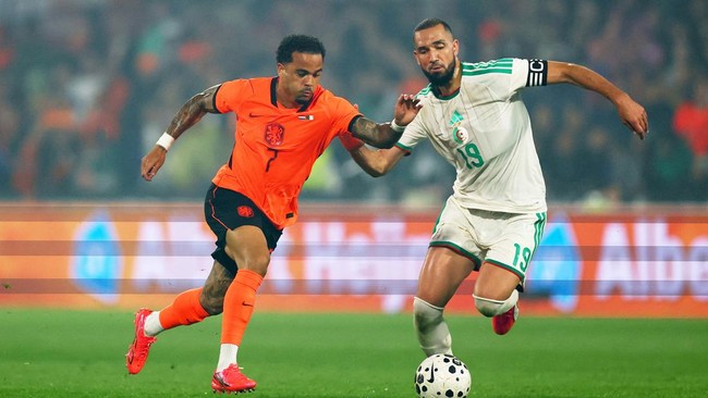 Soccer Football - International Friendly - Netherlands v Algeria - De Kuip, Rotterdam, Netherlands - June 3, 2026 Algeria's Nabil Bentaleb in action with Netherlands' Justin Kluivert REUTERS/Piroschka Van De Wouw