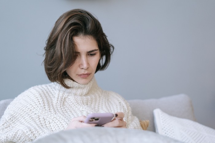 Orang yang insecure menggunakan media sosial sebagai pelampiasan untuk terus-terusan mengeluh. Salah satu alasan mereka melakukan ini adalah mereka tidak memiliki seseorang yang benar-benar bisa mendengarkan kisahnya karena takut dihakimi.