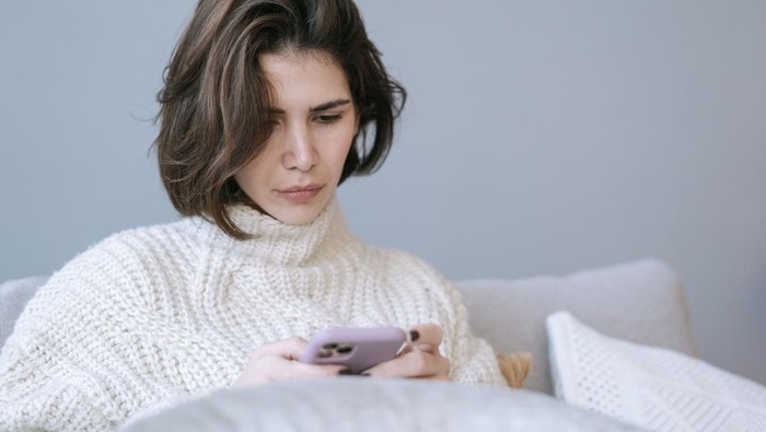 Orang yang insecure menggunakan media sosial sebagai pelampiasan untuk terus-terusan mengeluh. Salah satu alasan mereka melakukan ini adalah mereka tidak memiliki seseorang yang benar-benar bisa mendengarkan kisahnya karena takut dihakimi.
