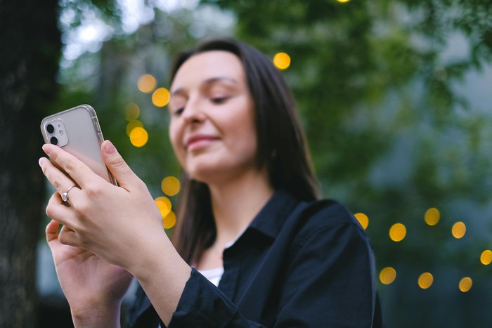 Orang insecure sedikit terobsesi dengan jumlah 'like' atau suka yang mereka dapatkan dari sebuah unggahan di media sosial. Orang yang insecure sering kali memiliki rasa percaya diri rendah dan mereka sulit menemukan rasa berharga dari dalam dirinya. Oleh karena itu, mereka mencari validasi dari luar, salah satunya media sosial, demi merasa baik akan dirinya sendiri.