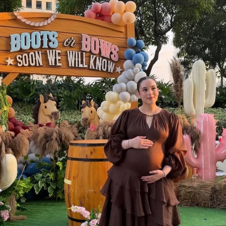 <p>Perayaan ulang tahun Chelsea Islan kali ini tampaknya terasa lebih spesial, Bunda. Aktris yang satu ini genap berusia 31 tahun pada 2 Juni lalu sambil&nbsp;menantikan kelahiran&nbsp;anak pertamanya. (Foto: Instagram @samantha_barbara26)</p>