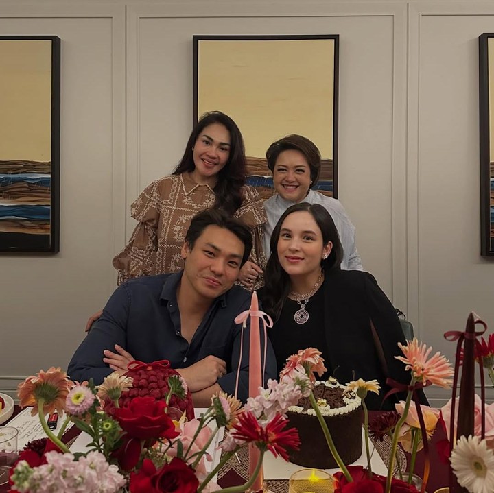 <p>Kebahagiaan Chelsea pun semakin lengkap&nbsp;karena mendapat kejutan manis dari sang suami, Rob Clinton Kardinal, dan ibundanya, Samantha Barbara. Keduanya menyiapkan <em>intimate dinner</em> yang dihadiri oleh keluarga terdekat untuk merayakan ulang tahun Chelsea.&nbsp;(Foto: Instagram @samantha_barbara26)</p>