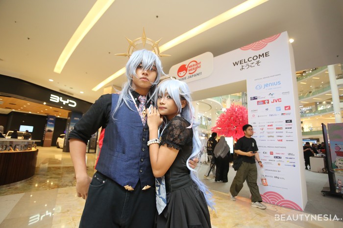 Kedua cosplayer ini mengikuti gaya Sunday dan Robin dari&nbsp;Honkai: Star Rail. Keduanya mengenakan outfit semi formal.