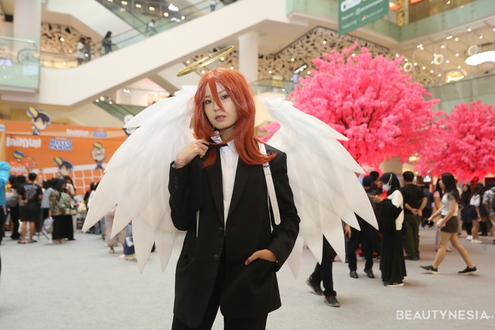 Terakhir adalah karakter Angel Devil dari&nbsp;Chainsaw Man.&nbsp;Karakter ini memadukan setelan jas formal hitam-putih rapi, juga turut mengenakan&nbsp;properti sayap malaikat putih. Mana cosplayer paling favoritmu, Beauties?