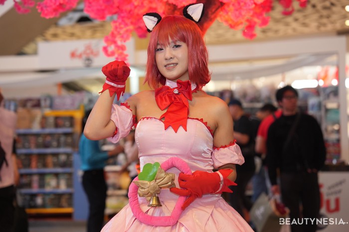 Cosplayer yang datang ke MMAJ Jakarta 2026 ini mengikuti gaya&nbsp;Ichigo Momomiya dari karakter series Tokyo Mew Mew. Ia tampil kawaii dengan didominasi warna meah mudah menyala. Tak hanya itu, ia mengenakan properti&nbsp;bando telinga kucing yang cute.