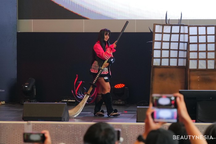 Cosplayer yang satu mengikuti gaya karakter Yomo Hime dari serial Naraka: Bladepoint (Game). Ia mengenakan outfit&nbsp;perpaduan warna pink dan hitamnya. Gaya in memadukan gaya klasik Jepang dengan dan turut ada sentuhan modernnya.